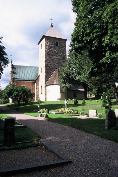 Norrsunda kyrka från öster med absid, östtorn och gravkor.