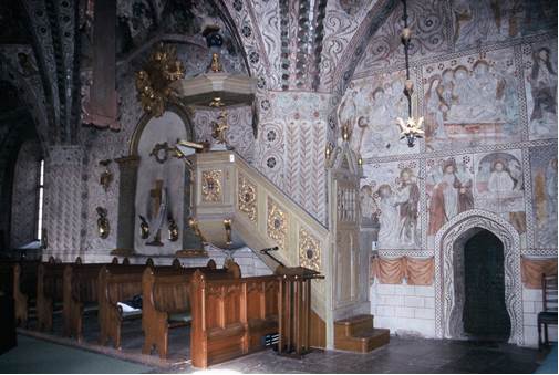 Kyrkorum åt norr. Predikstol skänkt år 1714 av Gyllenstierna, Steninge slott, med grevens gyllene stjärna inom en blå vapensköld. F.d. altaruppsatsen uppsatt på kyrkorummets norra vägg. Bänkinredning utformad av Agi Lindgren år 1896. Spetsbågig dörröppning, något vidgad nedtill, till sakristian. Dörren har medeltida järnbeslag. 