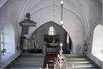 Haga kyrka, interiör mot koret i öster med den vidgade triumfbågen mot koret 
och det medeltida altarskåpet. Predikstol, bänkar och altare med altarring och 
korbänkar från 1700-talet. 
