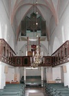 Interiör, kyrkorummet med läktarna.
I mittskeppets västra del finns två sidoläktare och däremellan en orgelläktare som är öppen åt två håll. 