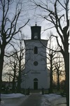 Tortuna kyrka med västtorn.