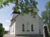Kyrkans östra gavel, vars trefönstergrupp har medeltida ursprung. Det mellersta fönstret murades för 1764, återupptogs 1888, murades åter för 1947. Vid renovering 1987 kalk - avfärgades fasaderna i en svagt gul nyans. Sockeln frilades från cementputs 1997, är nu bara fogstruken – Digitalfoto Rolf Hammarskiöld