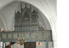 Orgelläktaren i väster. 

Läktaren har spegelindelad barriär och orgelfasad i nygotisk stil, den senare byggd 1889. Spegelindelningen och nuvarande blå marmorering gjordes 1947, med altaruppsatsens som förlaga
