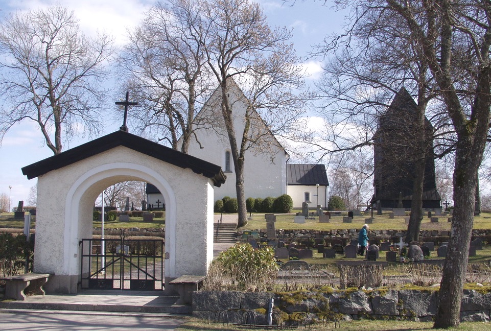 Svedvi Kyrkogård.
Huvudingång till kyrka och kyrkogård är en stiglucka i väster, byggd 1940, ritad av arkitekt Edvard Lundkvist