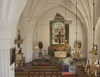 Interiör, kyrkorummet. 
Koret ligger ett steg upp, med golv av brun och grå kalksten lagd i mönster. Centralt i altaruppsatsen från 1772 är ett förgyllt kors, omslutet av mantel, törnekrona och strålkrans. Bakomvarande fönster har en färgrik glasmålning, insatt 1897, som avbildar de fyra evangelisterna. Altaret är byggt av handhyvlade bräder som marmorerats och altarringen framför är sluten, i rokokostil.


Vid inre förnyelse 1897 släthöggs valvens och väggarnas putsade ytor, så att det medeltida kalkmåleri som kan ha funnits kvar säkert gick till spillo. Innan nuvarande altarprydnad kom på plats 1772 fanns där ett medeltida altarskåp. Digitalfoto Rolf Hammarskiöld


