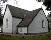 Kyrkan sedd från norr.
I norr finns sakristia och sidokapell utbyggda, också under samma tak,