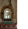 Korets fönster har rutor av matt glas i olika färger och inramas av en storslagen altarprydnad i barockstil, i form av två skulpterade träd med förgyllda lövverk och två tavlor uppsatta. Det murade altaret tillkom 1940, liksom framförvarande tresidig altarring – öppningsbar sedan 1985. 