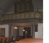 Kyrkorummet, orgelläktaren.

Från det smala vapenhuset leder trappor upp till orgelläktaren. Den har Setterqvistorgel från 1889, ett framspringande mittparti och spegelindelat skrank, samt vilar på räfflade, runda pelare. Däruppe ligger brädgolv med smidd spik och sex slutna bänkrader, de sista som återstår av kyrkans ursprungliga inredning. 

Sedan 1983 finns en läktarunderbyggnad vars väggar mot kyrkorummet är klädda med hyvlad, slät panel. Underbyggnaden rymmer bland annat en mindre sammankomst lokal. 

