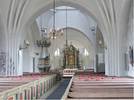 Tornet över korsmitten är försett med fyra fönster med glasmålningar och kröns av en kupol. 
Predikstolen i korsmitten är liksom altaruppsatsen tillverkad 1741 av Olof Gerdman. 
