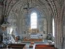 Interiören sedd från läktaren. De medeltida valven och målningarna sätter en stark prägel 
på kyrkorummet. 
