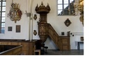 Predikstolen med ornamentik i intarsia är ett vackert exempel på tidens hantverksskicklighet. Den är tillverkad av Mäster Melcherdt vid kyrkans tillkomst