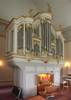 Orgeln är från 1957, medan fasaden i rokoko är från 1747. Övertaliga delar av denna dekor
förvaras på läktaren.