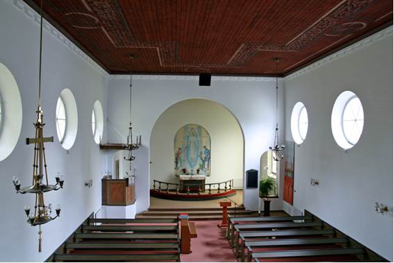 Interiören har en enkel, avskalad karaktär. Altartavlan, målad av Einar Forseth, tillkom 1966. 