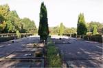 På kyrkogården finns ett stort sammanhängande grusgravsområde som tillkom vid utvidgningen 1960. 