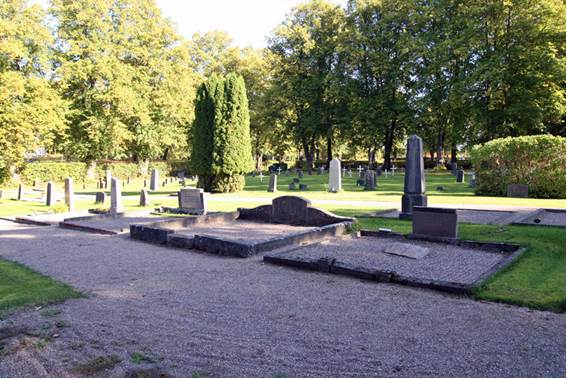 Den äldsta delen av kyrkogården tillkom före kyrkobyggnaden. På¨den finns ett sammanhängande 
område med gamla grusgravar i väster. Bakom dem ses det allmänna varvet med ett flertal äldre 
gravstenar och vita träkors. 
