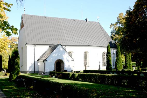 Utvändigt sett är kyrkan en typisk representant för de senmedeltida uppländska sockenkyrkorna. 