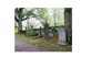 På kyrkogården finns många gjutjärnsgravvårdar från 1800-talets slut. 