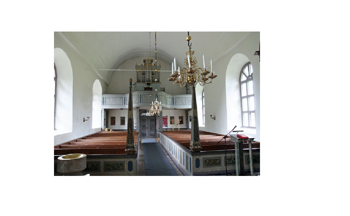 Orgelläktaren byggdes på 1820-talet samtidigt som bänkinredningen tillkom. 
Orgeln härstammar från 1600-talet. 
