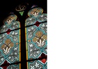 Kyrkfönster i koret med glasmålning