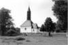 Kyrkans östra fasad och den utbyggda sakristian. Bortom kyrkan skymtar Aspnäs gårds f d huvudbyggnad.