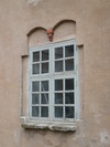 Bjersjöholms gamla slott. Detalj av fönster i den östra flygelns västra fasad.