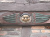 Hans Raffns gård. En av flera träsnidade änglar i den östar fasaden. Därav också det publika namnet Änglahuset.