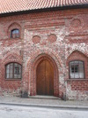 Brahehuset. Ingångspartiet i den östra fasaden utmed Stora Norregatan.