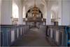 Kyrkorummet domineras, trots sin generösa storlek, av de sex pelarna som bär valven. 1949 års bänkinredning avviker från den äldre orgelläktarens utformning. 