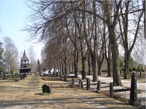 Kyrkogårdens sydvästra och äldre del är uppbyggd kring en mittaxel med allé som leder till gravkapellet. 
