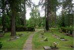 Skogskyrkogården ligger i kuperad terräng med slingrande promenadstråk. 