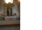 Interiör med altaruppsats, altare och altarring