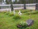 Gravvårdar av trä och sten samt gravkullar på begravningsplatsens sydvästra del. 