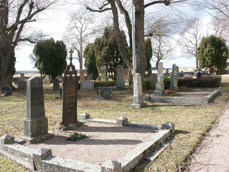 Bild från södra delen av kyrkogården med äldre grusgravar bevarade. 