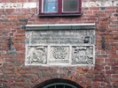Rosenvingska huset, Malmö, inskriptionstavla ovan västra ingången mot Västergatan.