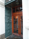 Rådhuset i Lund. De dubbla dörrarna i huvudingången i den västra fasaden.