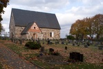 Kyrkan och kyrkogård från södra sidan. 