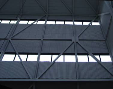 Den höga lanterninens långa fönsterband och redovisade konstruktion.