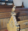Gustaf Adolfskyrkan, detalj av skuren dekor på bänkgavel. 