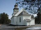 Kyrkan sedd från baksidan med det aderade, lägre koret och tornet som
inspirerats av de s k bottniska klockstaplarna