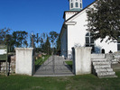 Kyrkogårdens ingång i öster med smidesgrindar och
den nybyggda klivstättan. (KI Bredsätra kyrkog 001)