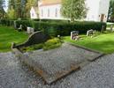 Kyrkogården är tidstypisk för 1920-talet, med lokala växtmaterial, planterade björkar och rumsbildande välklippta rygghäckar av häggmispel. Knut Nordenskjöld har även formgett en del av gravvårdarna. Gångarna är huvudsakligen grusade.