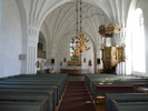 Lövångers kyrka interiör mot altare.jpg