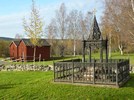 Gamla kyrkogården inrymmer flera påkostade gravmonument, flera med smidda eller gjutna staket som var vanligt under 1800-talets andra hälft. Johan Sandströms familjegrav från 1846 är det ståtligaste exemplet på gjutjärnsgravvårdar i länet. I bakgrunden skymtar två tiondebodar från 1700-talets början.