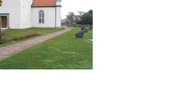 Gång belagd med kalkstensflisor från kyrkogårdens
ingång i väster mot öster. (KI Persnäs kyrkog 021)