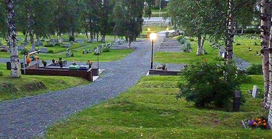 Nya kyrkogården anlades 1930 men är utvidgad åt väster efter 1971. Den äldsta delen av kyrkogården ligger i en norrsluttning. De terraserade gravarna, varav de nedre är grusgravar med skifferstensomfattningar, utgör begravningsplatsens mest särpräglade karaktärsdrag.