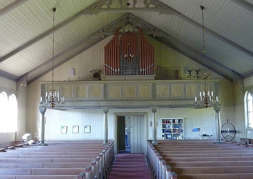 Även läktarens nuvarande utformning och orgeln är från restaureringen 1953. Dopfunten av täljsten är den enda inventarie i själva kyrkorummet som är samtida med kyrkan. Golvet slipades och behandlades med en pigmenterad oljelasyr 2009. Golvet är något ljusare i koret än i resten av kyrkorummet.