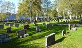 Kyrkogården har ett vackert läge i en västsluttning ner mot Österfjärden. Största delen av kyrkogården har den karaktär som syns på bilden