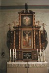Altaruppsats från 1700-tal med målningar från 1946 av konstnären Thor Fagerqvist.