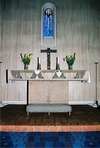 Norrstrandskyrkan, interiört, altare och glasmosaikfönster av Jan Brazda.