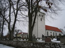 Vickelby kyrka med omgivande kyrkogård.